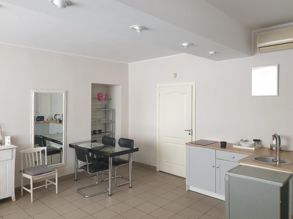 Camellia Studio Apartment & Parking Riga Kültér fotó
